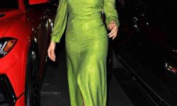 جينيفر لوبيز تشع أناقة بفستان أخضر لامع في أحدث ظهور